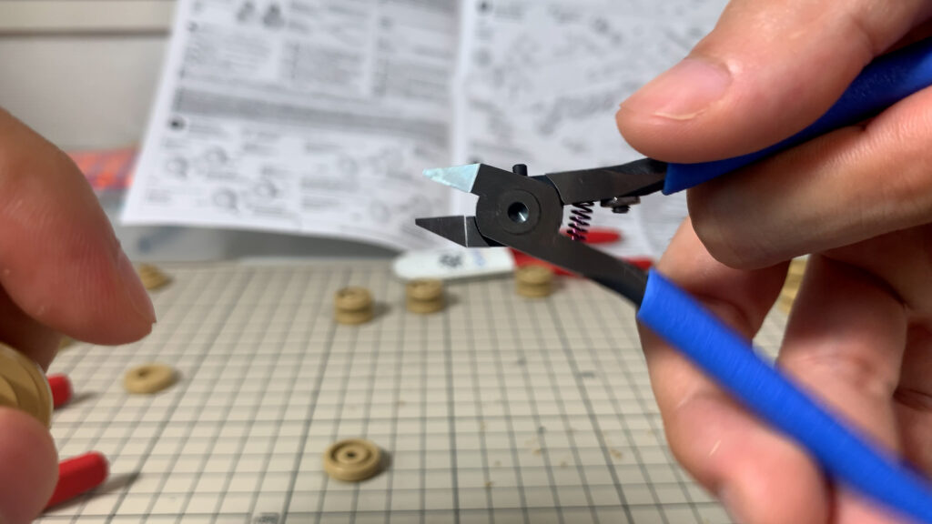 アルティメットニッパーの持ち方はとにかく力を入れないことです。力を入れなくてもするっと切れるのでお勧めです。